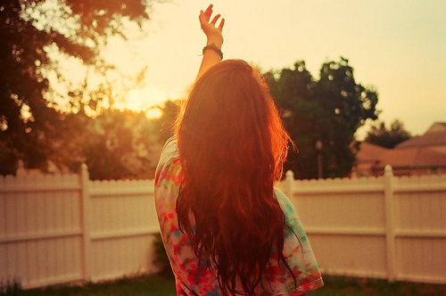 beach-dress-fence-girl-hand-Favim.com-204419